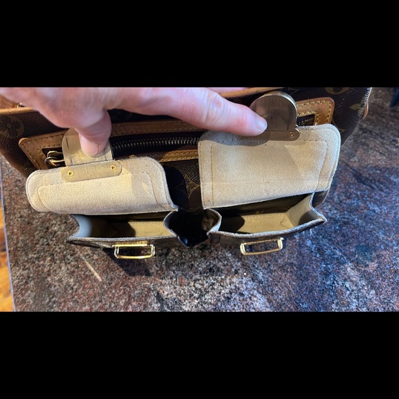 AUTHENTIC Louis Vuitton Hudson GM - Picture 5 of 13